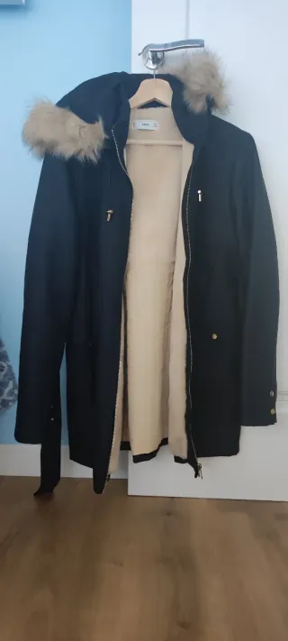Parka Mango negra forrada con capucha