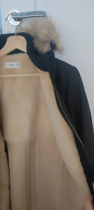 Parka Mango negra forrada con capucha