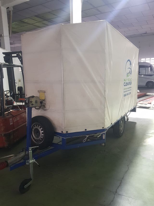 Remolque cubierto con rampas