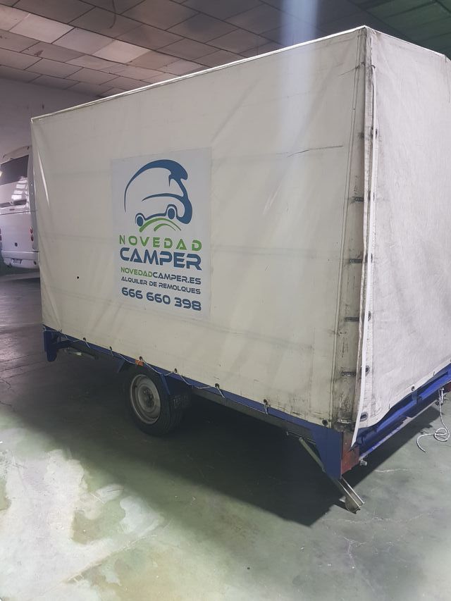 Remolque cubierto con rampas