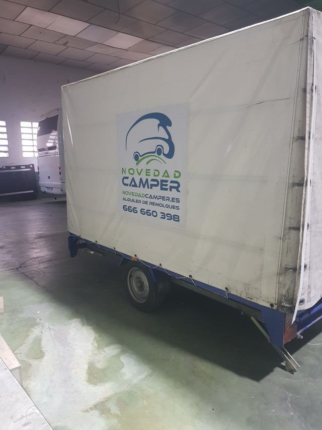 Remolque cubierto con rampas