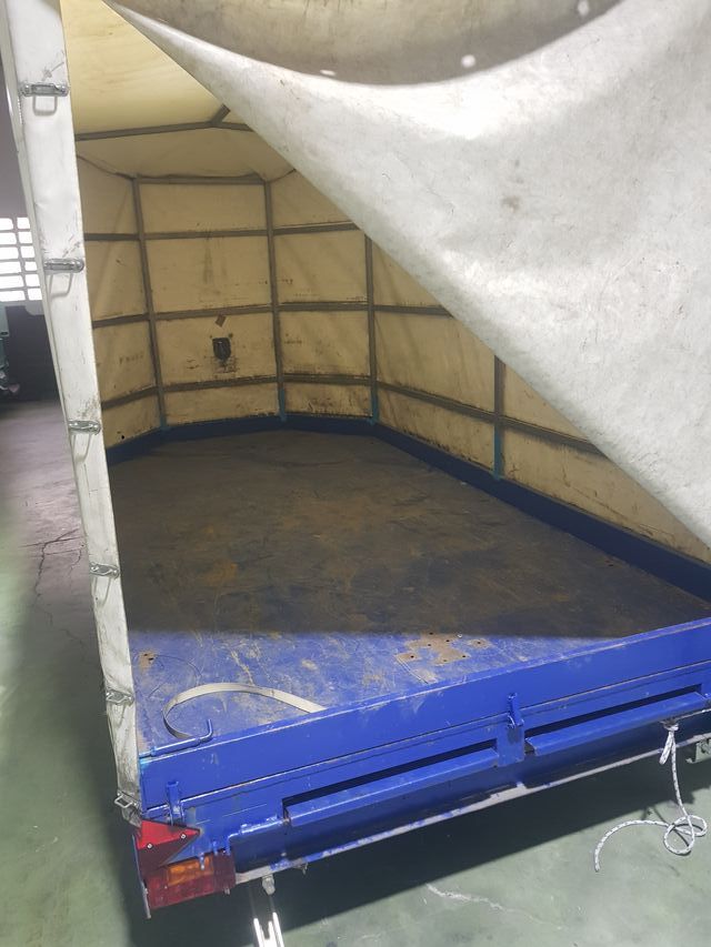 Remolque cubierto con rampas