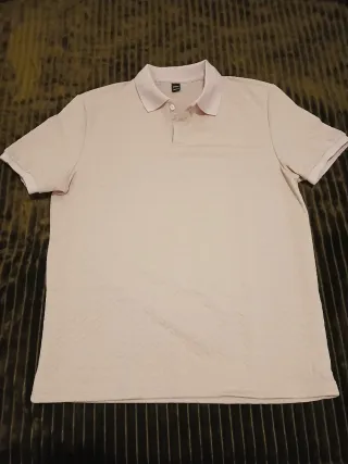 Camiseta beige con cuello polo