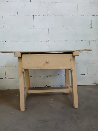Mesa antigua de madera con cajón