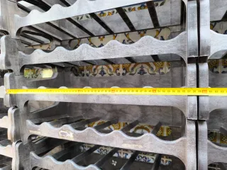 Botelleros de de plástico duro.