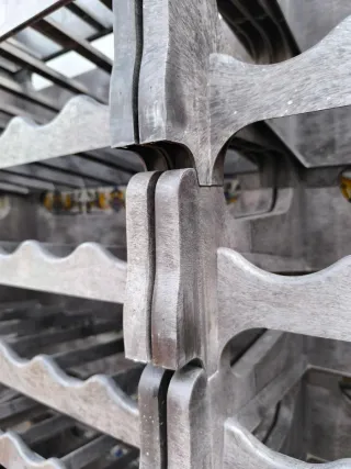 Botelleros de de plástico duro.