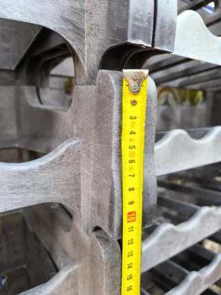 Botelleros de de plástico duro.