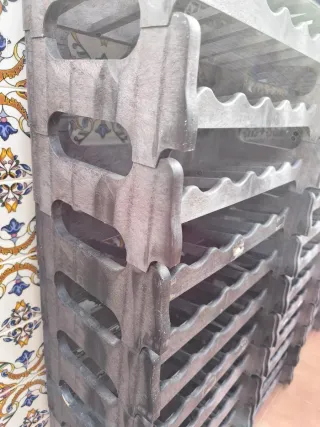 Botelleros de de plástico duro.