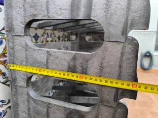 Botelleros de de plástico duro.