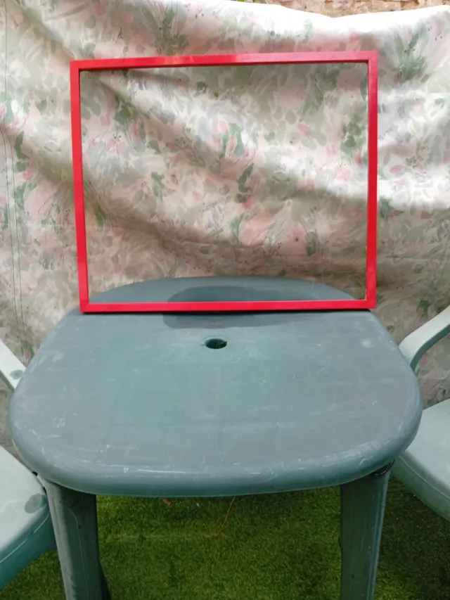 Marco rojo de madera 