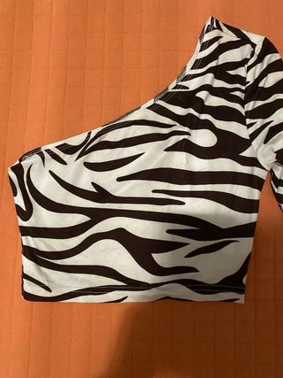 Top asimétrico estampado cebra