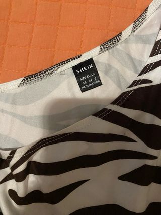 Top asimétrico estampado cebra