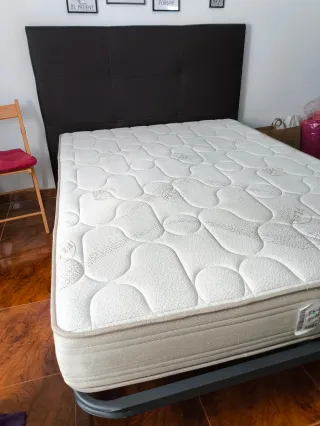 Cama matrimonial. Sommier con colchón y respaldo