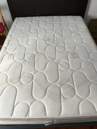 Cama matrimonial. Sommier con colchón y respaldo