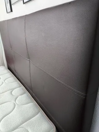 Cama matrimonial. Sommier con colchón y respaldo