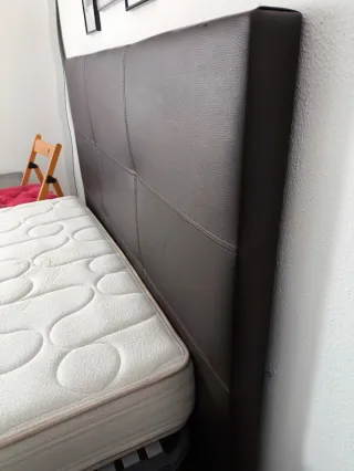 Cama matrimonial. Sommier con colchón y respaldo