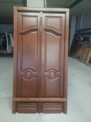 Puerta de madera de iroko
