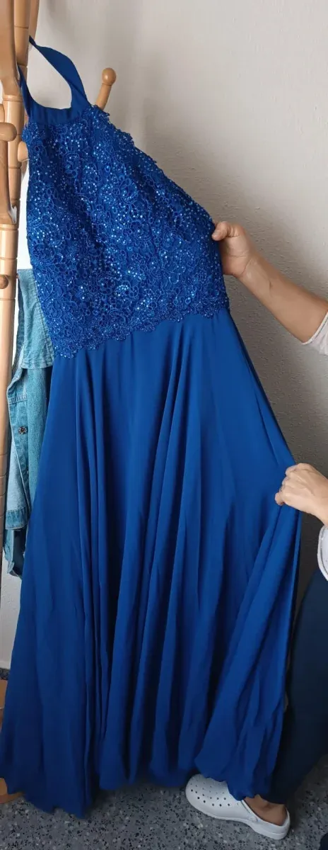 Vestido invitada azul con pedrería