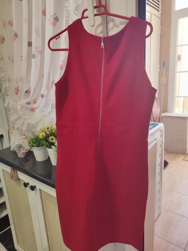 Vestido elegante rojo con detalle