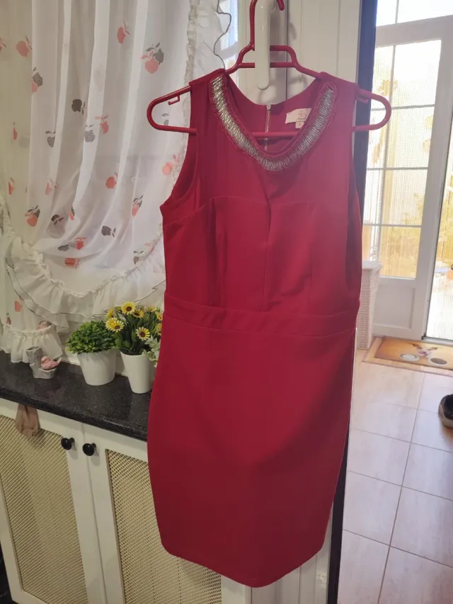 Vestido elegante rojo con detalle