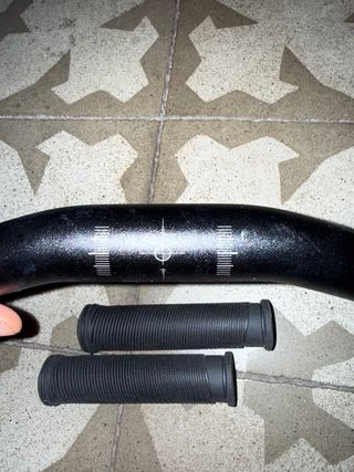 Manillar Bici Montaña 75cm + Puños Negros