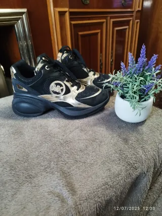 Zapatillas Michael Kors Negras y Doradas