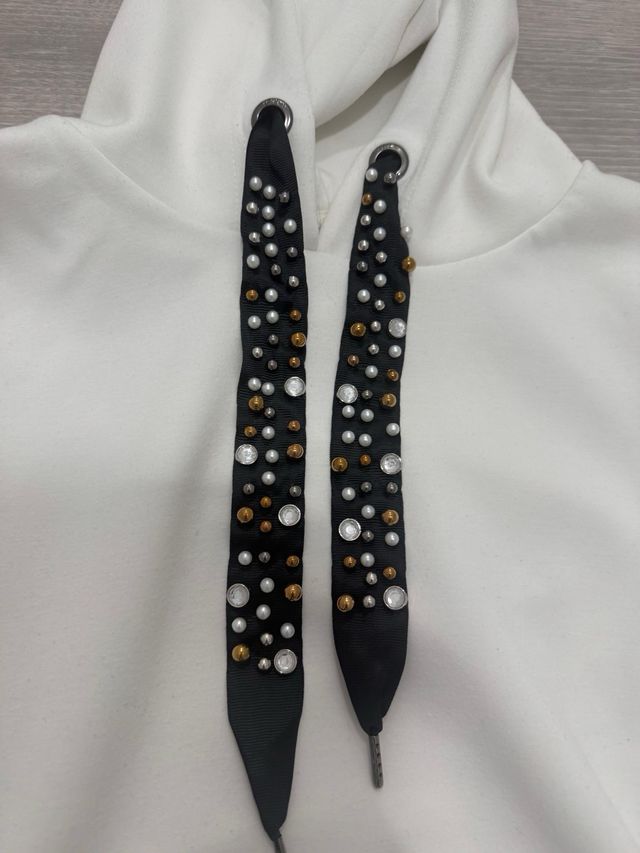 Sudadera ONLY Blanca con Cordones Decorados