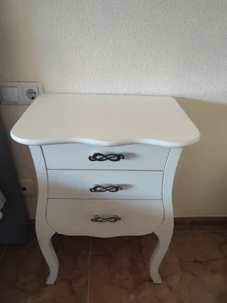 Mesitas de noche blancas con tiradores plateados