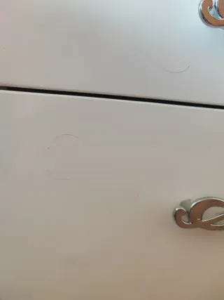 Mesitas de noche blancas con tiradores plateados
