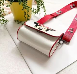Cartera monedero de piel de Minnie de Disney.