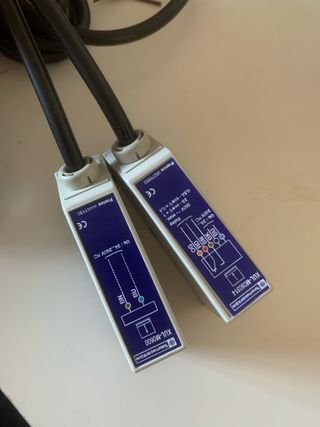 Sensor fotoeléctrico XUL tipo barrera, alcance 8 m