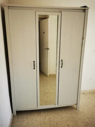 Armario de madera con espejo