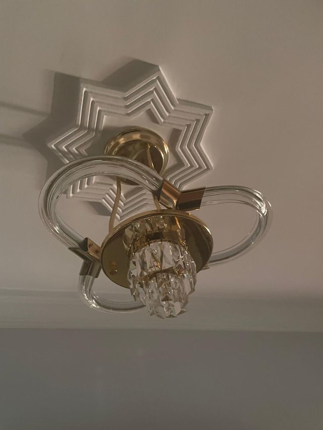 Lámpara de techo dorada y cristal