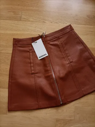 Falda efecto piel Bershka marrón