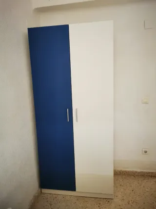 Armario de madera azul y blanco