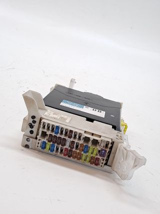 CAJA RELES / FUSIBLES TOYOTA YARIS (11)