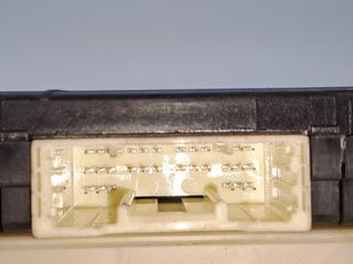 CAJA RELES / FUSIBLES TOYOTA YARIS (11)