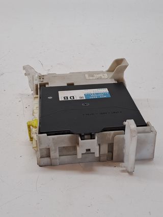 CAJA RELES / FUSIBLES TOYOTA YARIS (11)