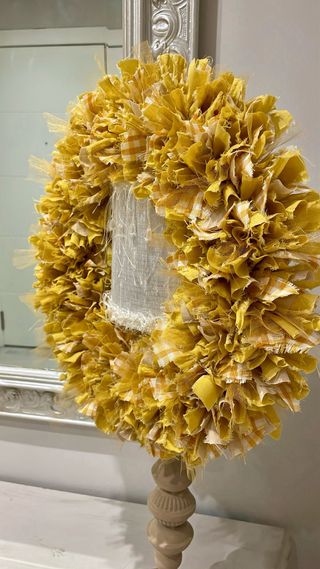 Corona textil hecha a mano color mostaza