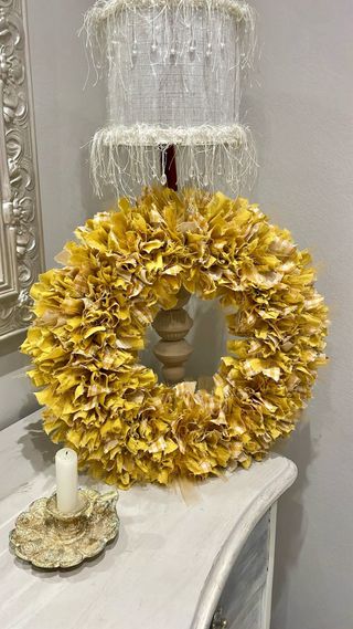 Corona textil hecha a mano color mostaza