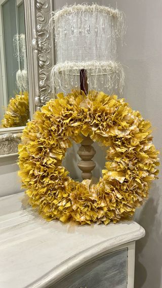 Corona textil hecha a mano color mostaza