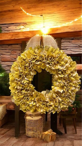 Corona textil hecha a mano color mostaza