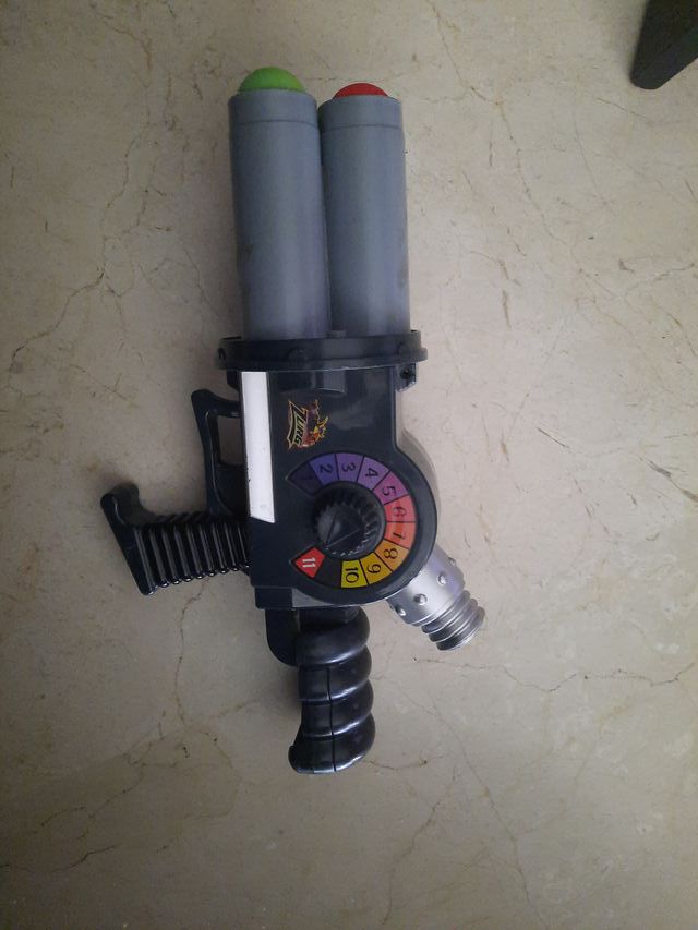 Pistola de bolas de juguete