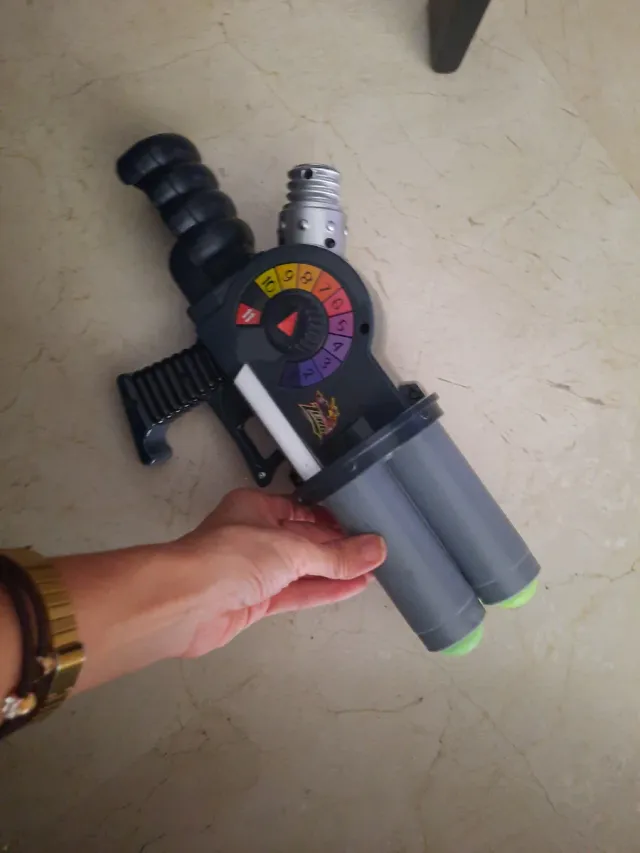 Pistola de bolas de juguete