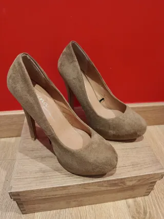Zapatos de tacón marrones ante