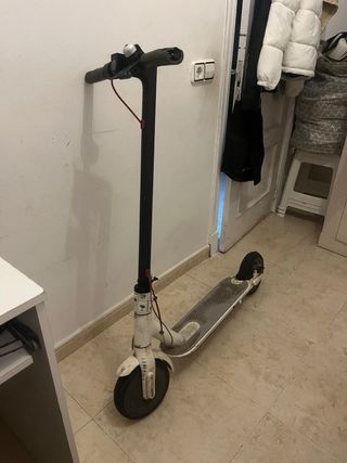 Patinete eléctrico blanco 