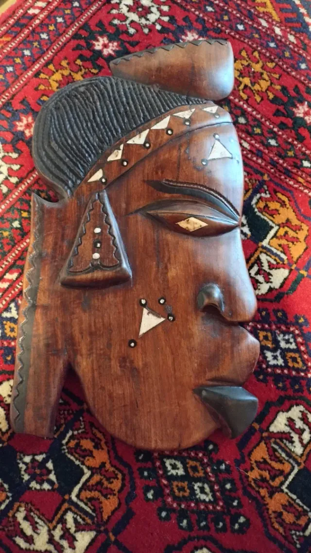 Grande maschera africana in legno intagliato