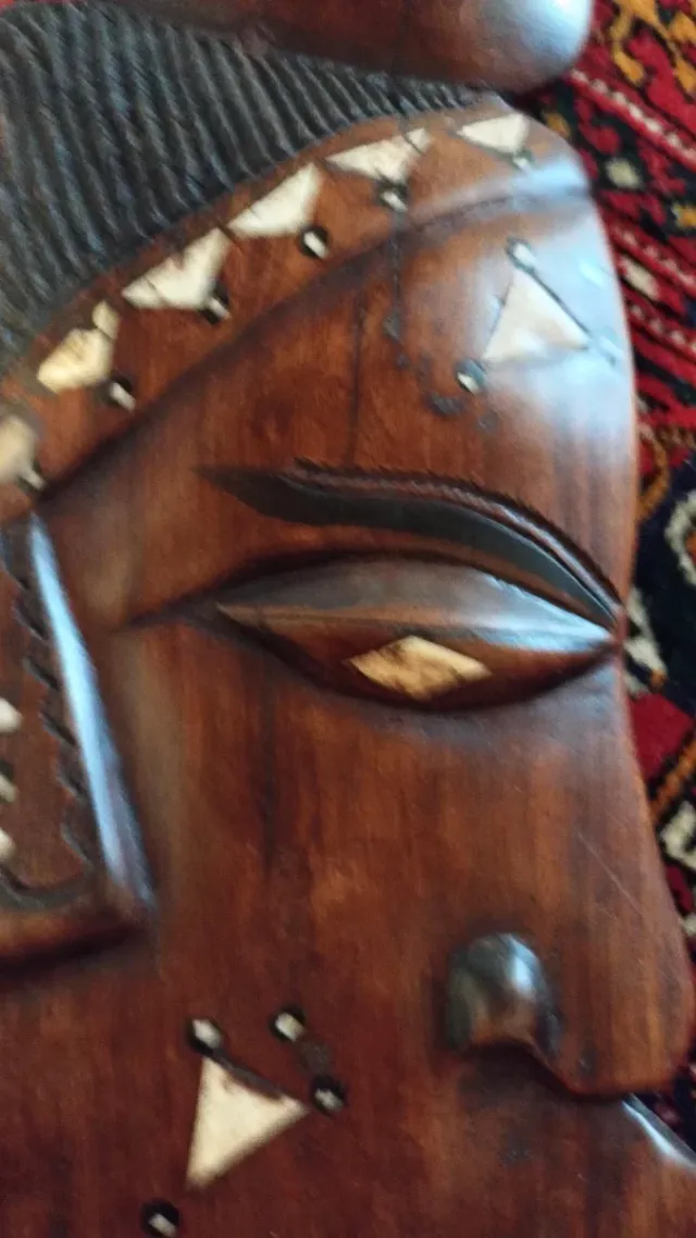 Grande maschera africana in legno intagliato