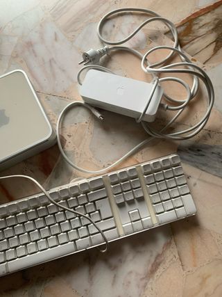 Mac mini con tastiera Apple a1176