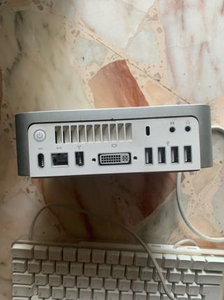 Mac mini con tastiera Apple a1176